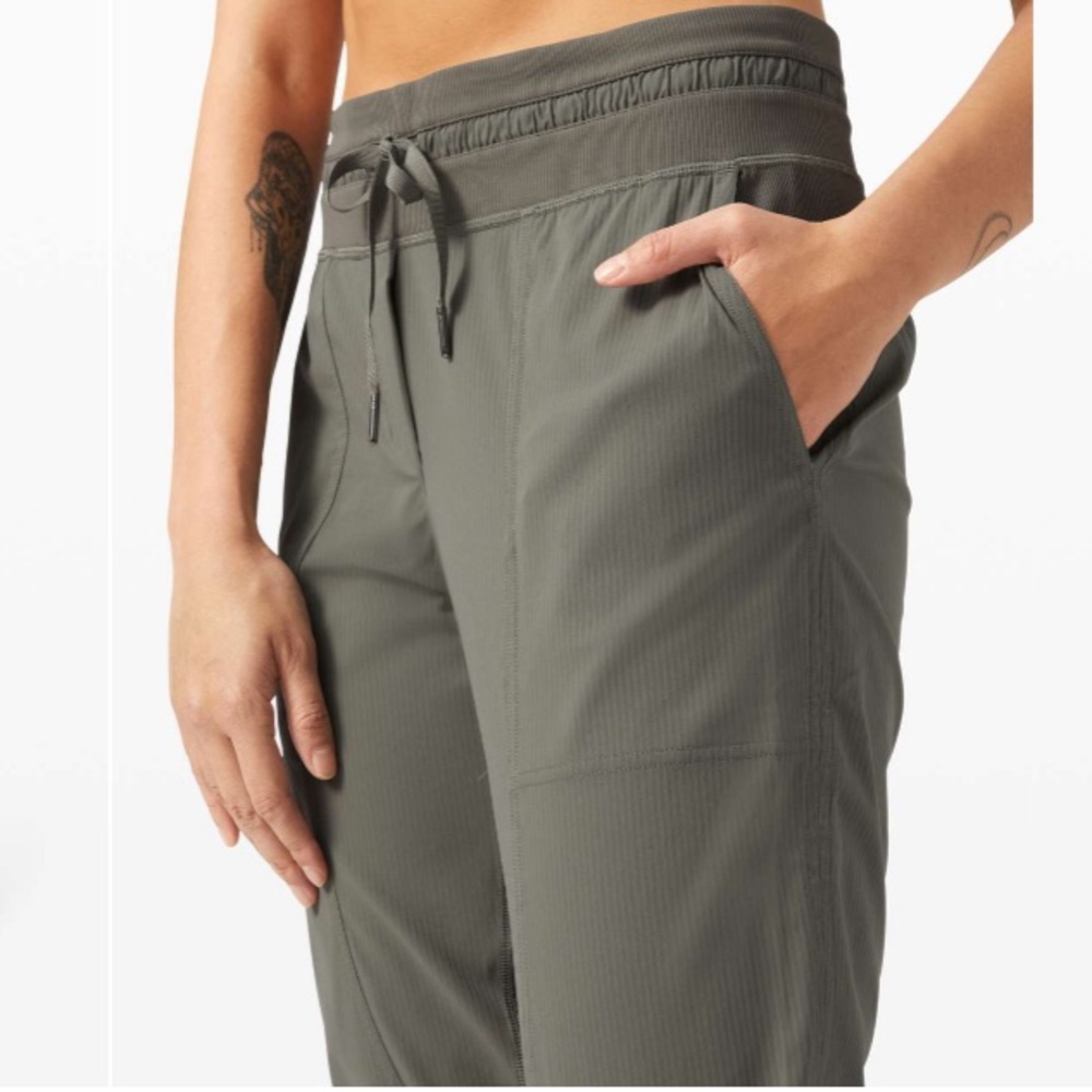 Lululemon dance studio crop size 6 - Picture 3 of 10